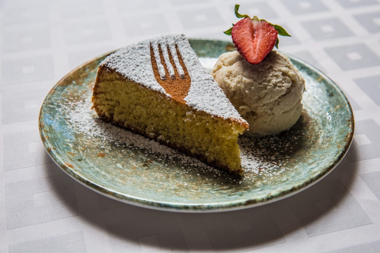 Postre típico mallorquín, gató con helado de almendra