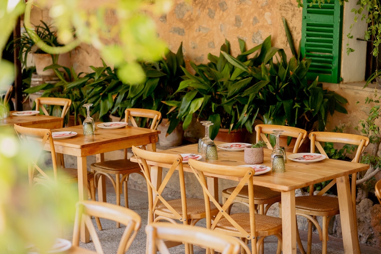 Detalle de la terraza del restaurante con mejores vistas en Valldemossa, Ca'n Costa